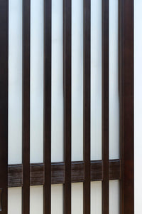 幅685ミリ　落ち着いた面持ちある半スリガラス入り全面角太格子戸　F8639　在庫4枚