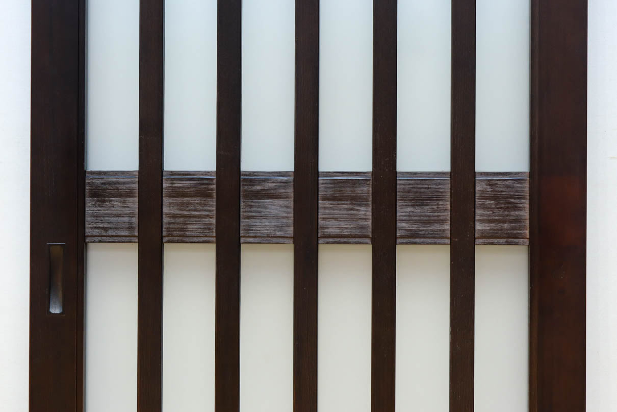 幅685ミリ　落ち着いた面持ちある半スリガラス入り全面角太格子戸　F8639　在庫4枚