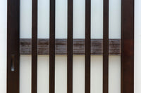 幅685ミリ　落ち着いた面持ちある半スリガラス入り全面角太格子戸　F8639　在庫4枚