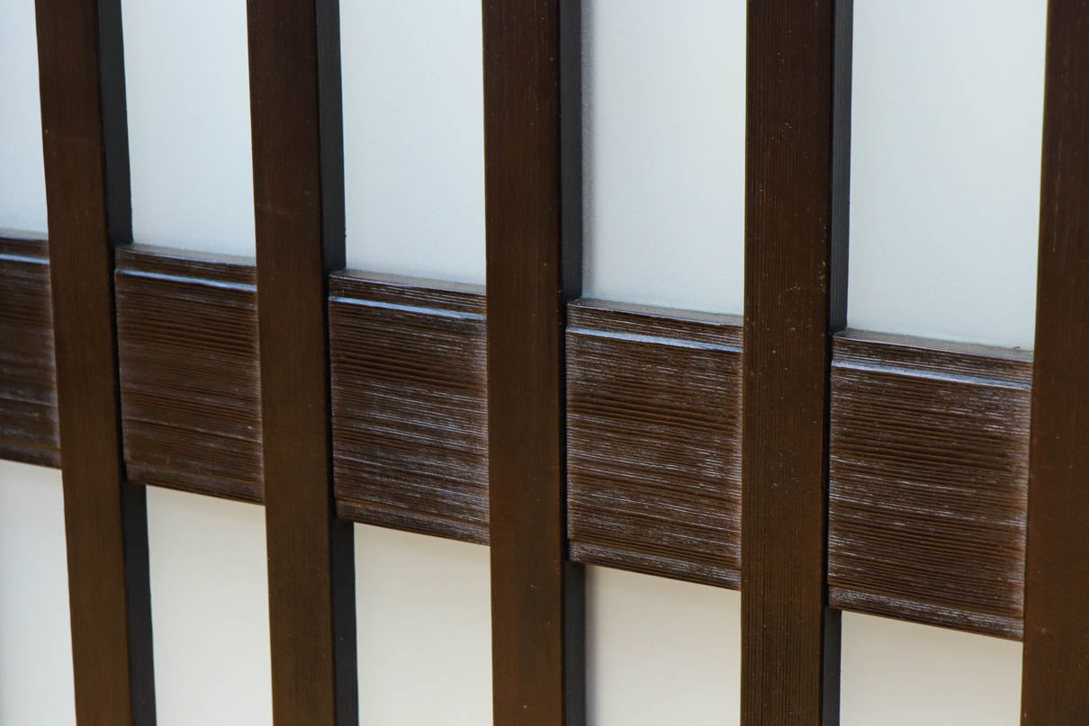 幅685ミリ　落ち着いた面持ちある半スリガラス入り全面角太格子戸　F8639　在庫4枚