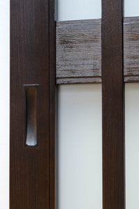 幅685ミリ　落ち着いた面持ちある半スリガラス入り全面角太格子戸　F8639　在庫4枚