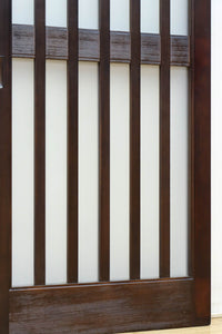 幅685ミリ　落ち着いた面持ちある半スリガラス入り全面角太格子戸　F8639　在庫4枚