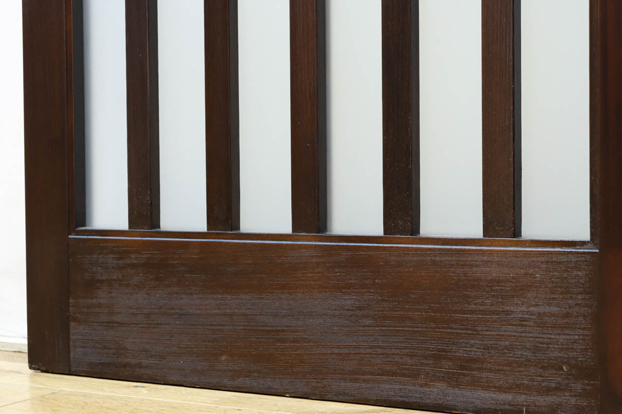 幅685ミリ　落ち着いた面持ちある半スリガラス入り全面角太格子戸　F8639　在庫4枚