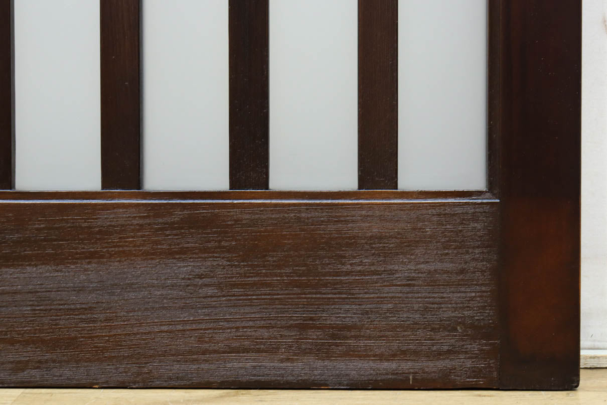 幅685ミリ　落ち着いた面持ちある半スリガラス入り全面角太格子戸　F8639　在庫4枚