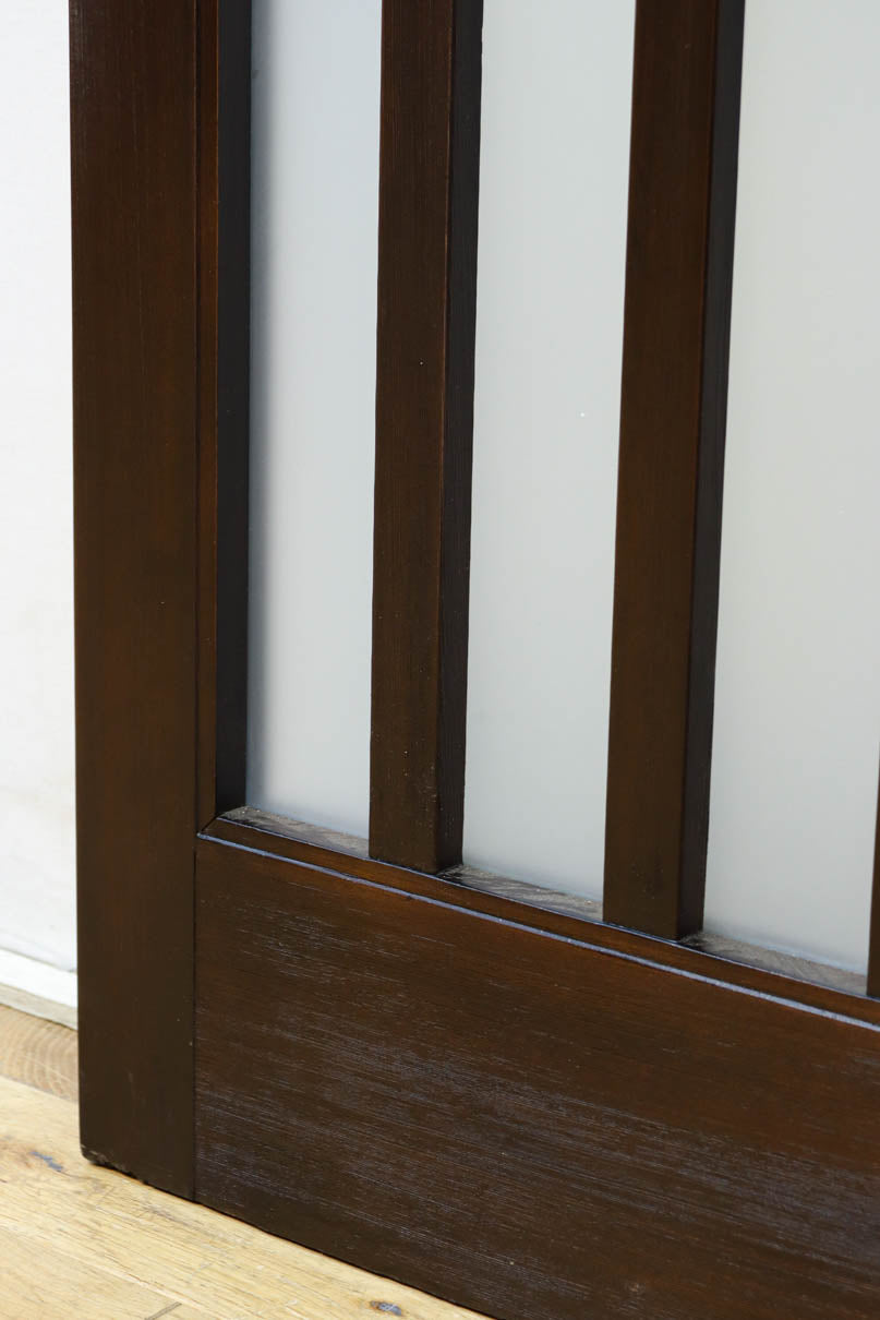 幅685ミリ　落ち着いた面持ちある半スリガラス入り全面角太格子戸　F8639　在庫4枚