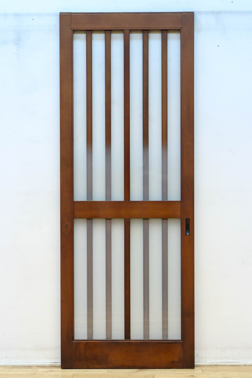 幅685ミリ　落ち着いた面持ちある半スリガラス入り全面角太格子戸　F8639　在庫4枚