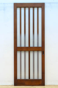 幅685ミリ　落ち着いた面持ちある半スリガラス入り全面角太格子戸　F8639　在庫4枚