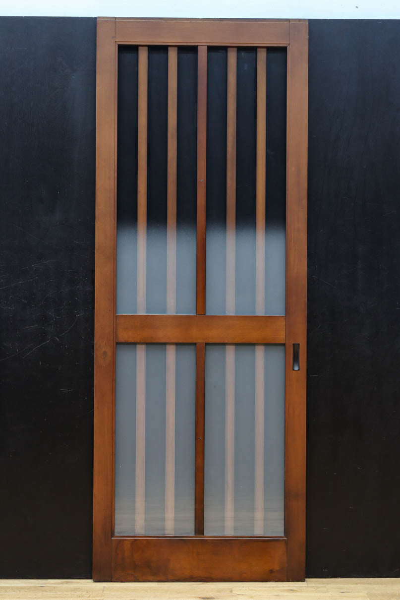 幅685ミリ　落ち着いた面持ちある半スリガラス入り全面角太格子戸　F8639　在庫4枚