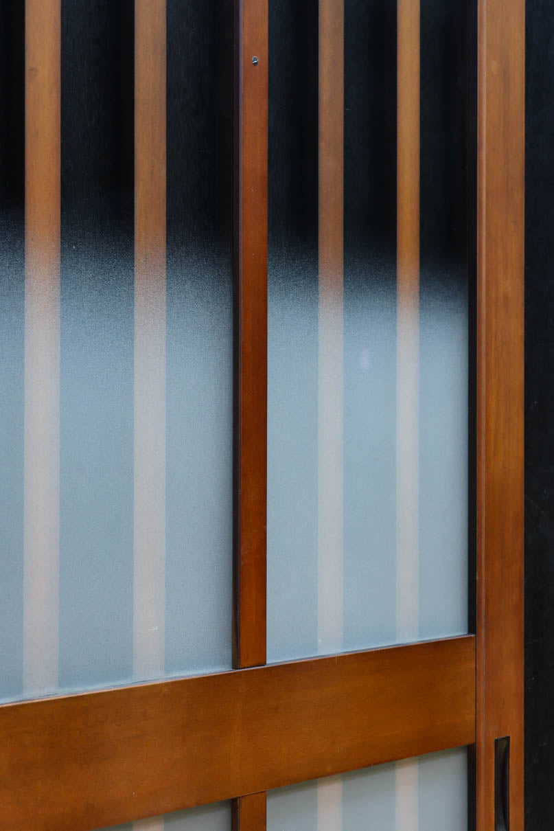 幅685ミリ　落ち着いた面持ちある半スリガラス入り全面角太格子戸　F8639　在庫4枚