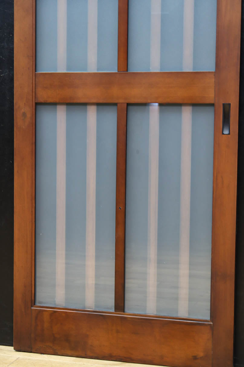 幅685ミリ　落ち着いた面持ちある半スリガラス入り全面角太格子戸　F8639　在庫4枚