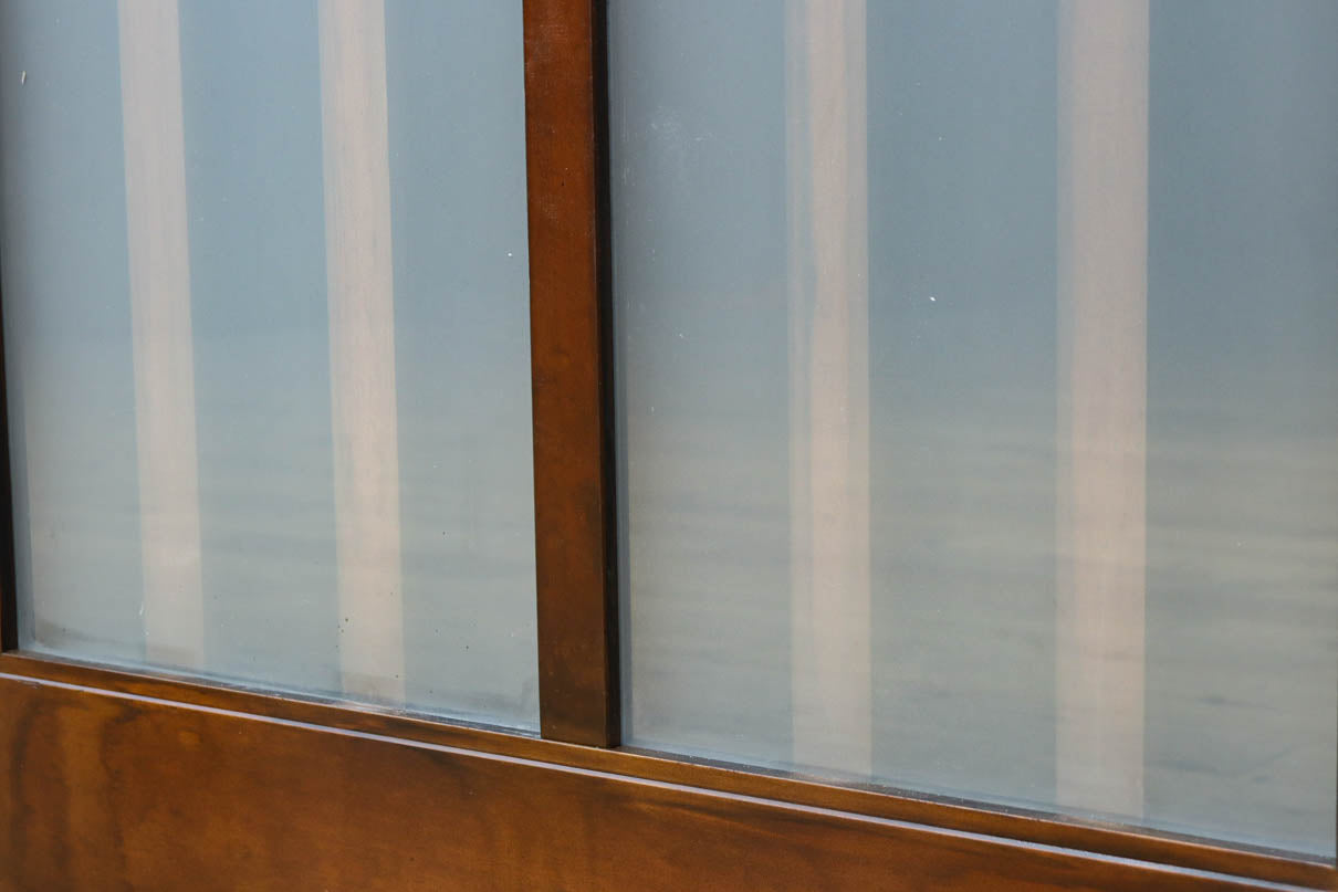 幅685ミリ　落ち着いた面持ちある半スリガラス入り全面角太格子戸　F8639　在庫4枚