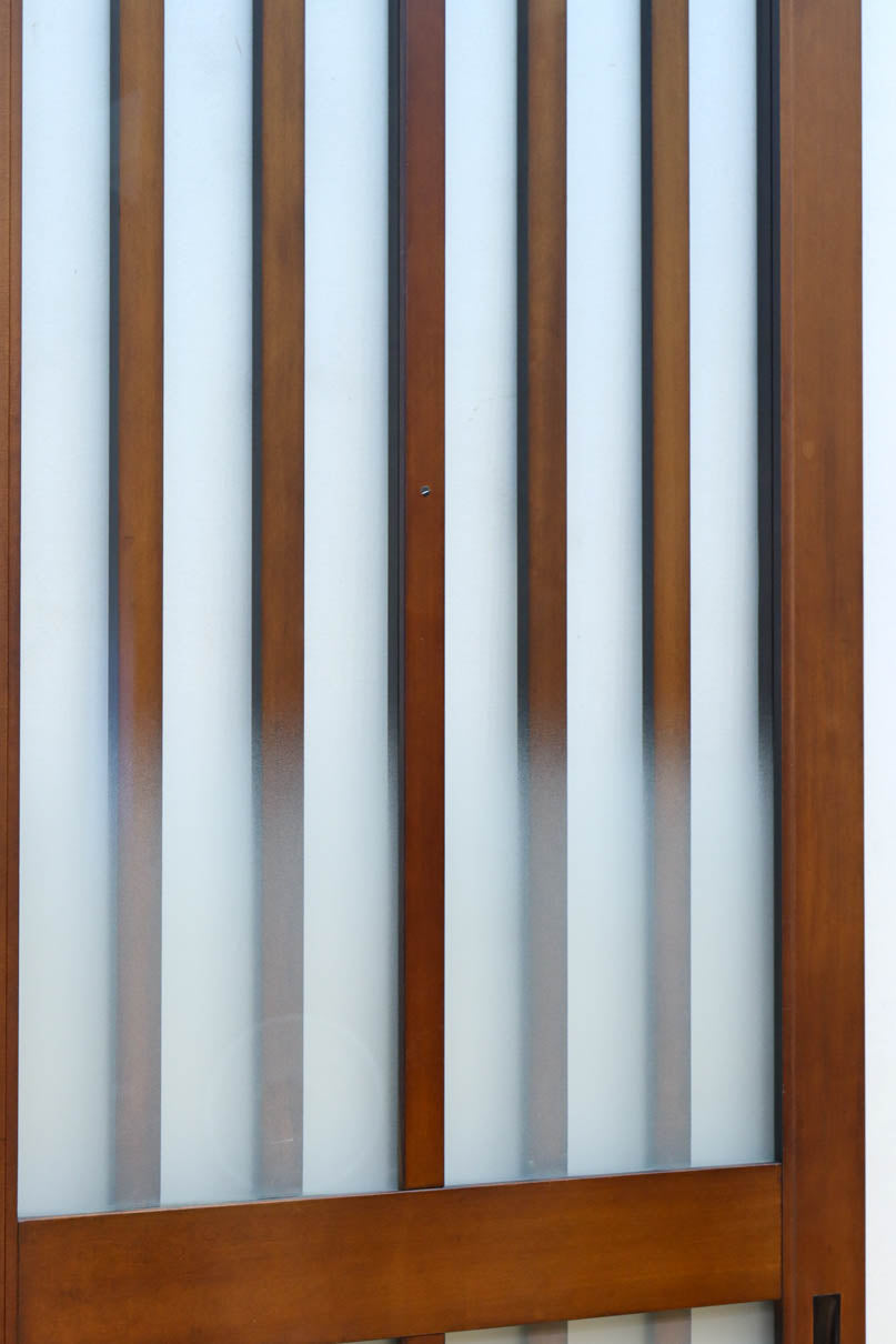 幅685ミリ　落ち着いた面持ちある半スリガラス入り全面角太格子戸　F8639　在庫4枚