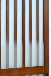 幅685ミリ　落ち着いた面持ちある半スリガラス入り全面角太格子戸　F8639　在庫4枚