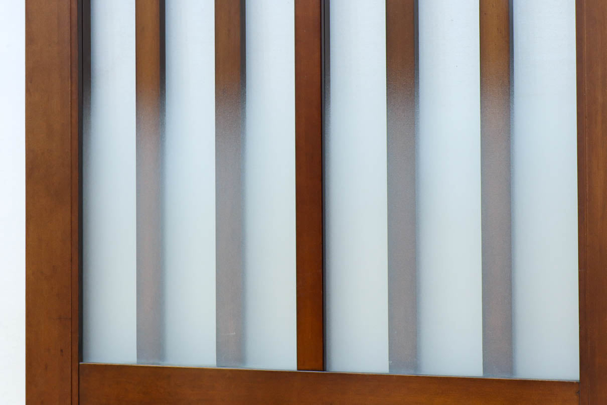 幅685ミリ　落ち着いた面持ちある半スリガラス入り全面角太格子戸　F8639　在庫4枚