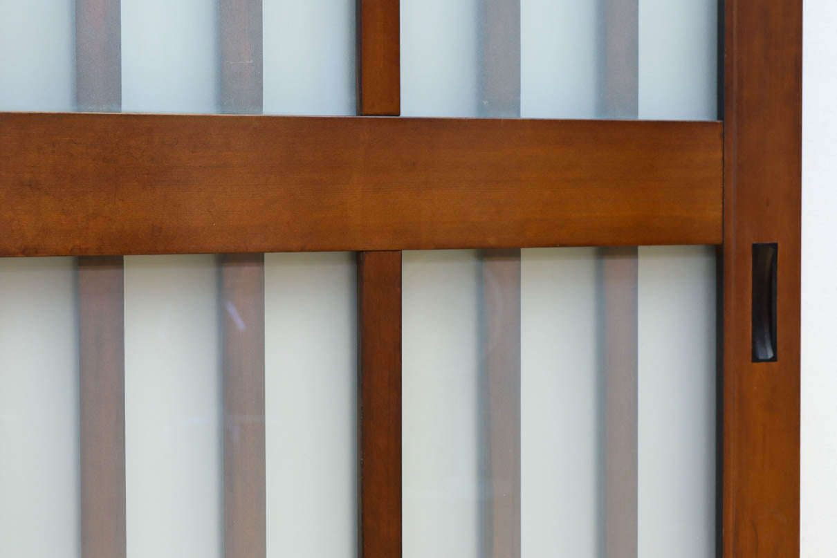 幅685ミリ　落ち着いた面持ちある半スリガラス入り全面角太格子戸　F8639　在庫4枚