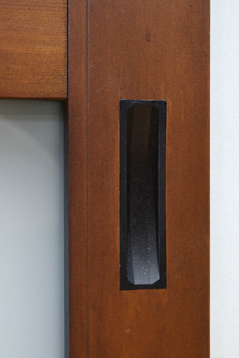 幅685ミリ　落ち着いた面持ちある半スリガラス入り全面角太格子戸　F8639　在庫4枚