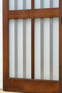 幅685ミリ　落ち着いた面持ちある半スリガラス入り全面角太格子戸　F8639　在庫4枚