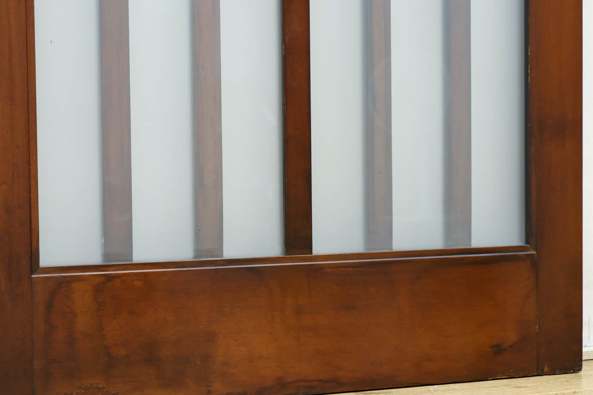 幅685ミリ　落ち着いた面持ちある半スリガラス入り全面角太格子戸　F8639　在庫4枚