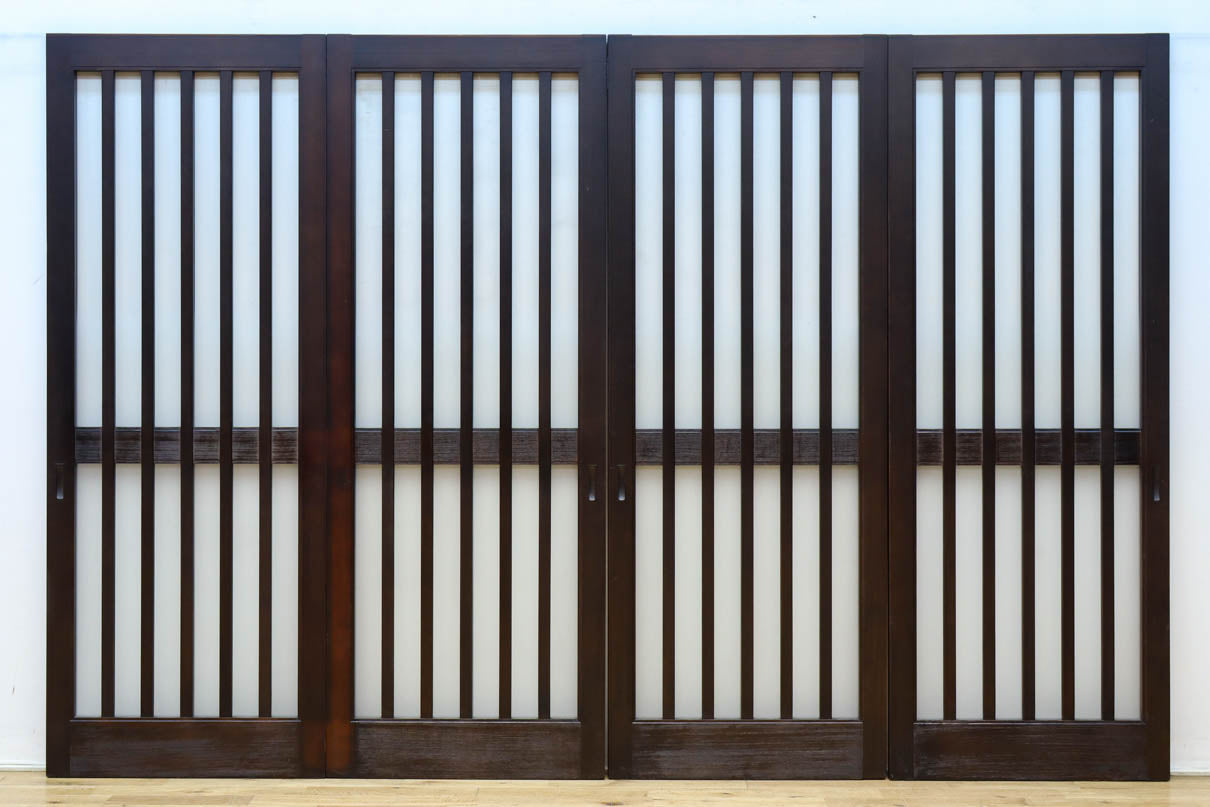 幅685ミリ　落ち着いた面持ちある半スリガラス入り全面角太格子戸　F8639　在庫4枚