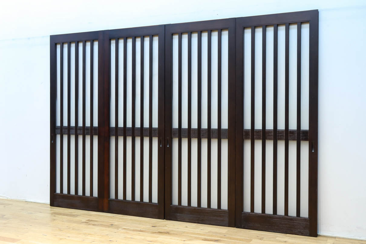 幅685ミリ　落ち着いた面持ちある半スリガラス入り全面角太格子戸　F8639　在庫4枚