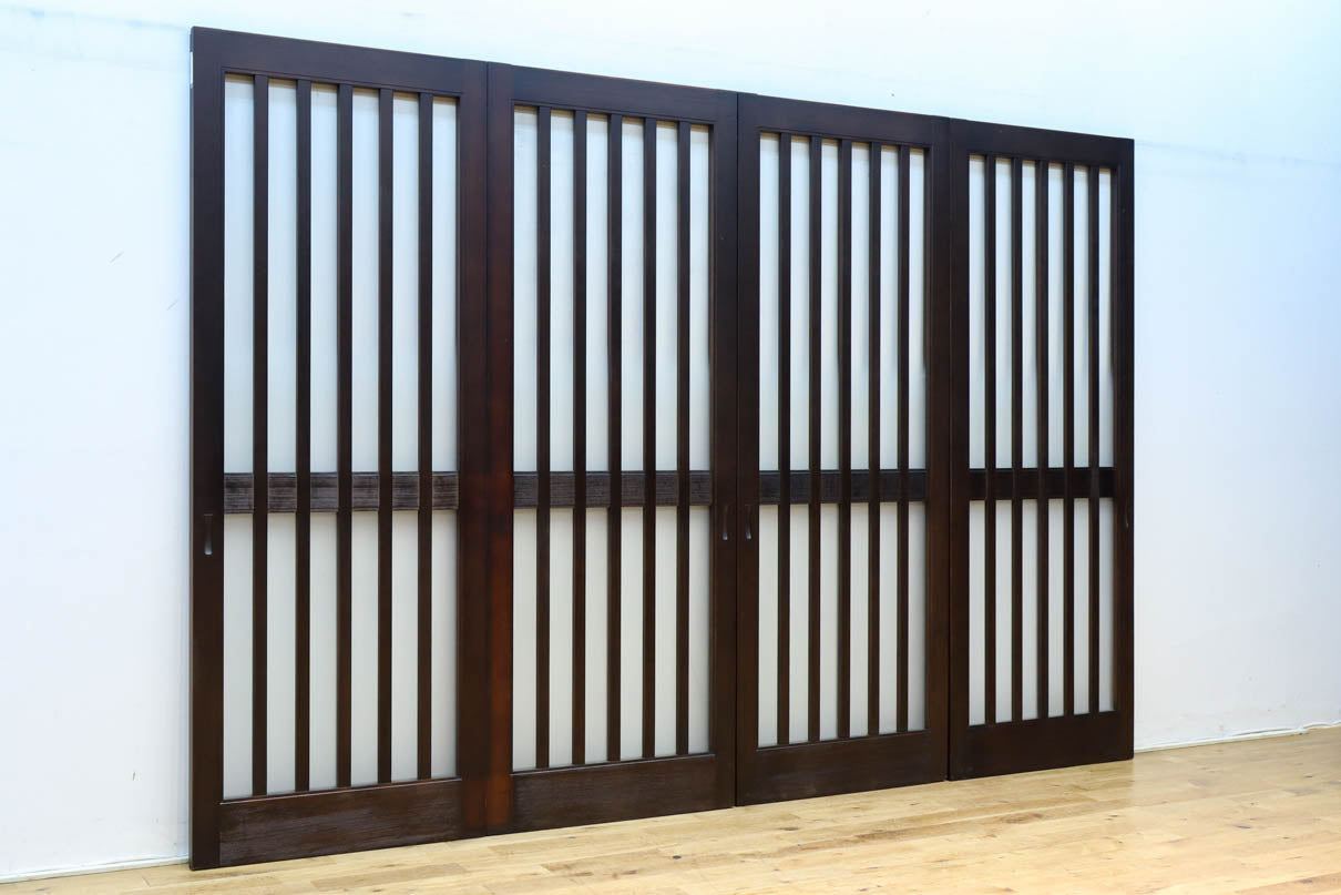 幅685ミリ　落ち着いた面持ちある半スリガラス入り全面角太格子戸　F8639　在庫4枚