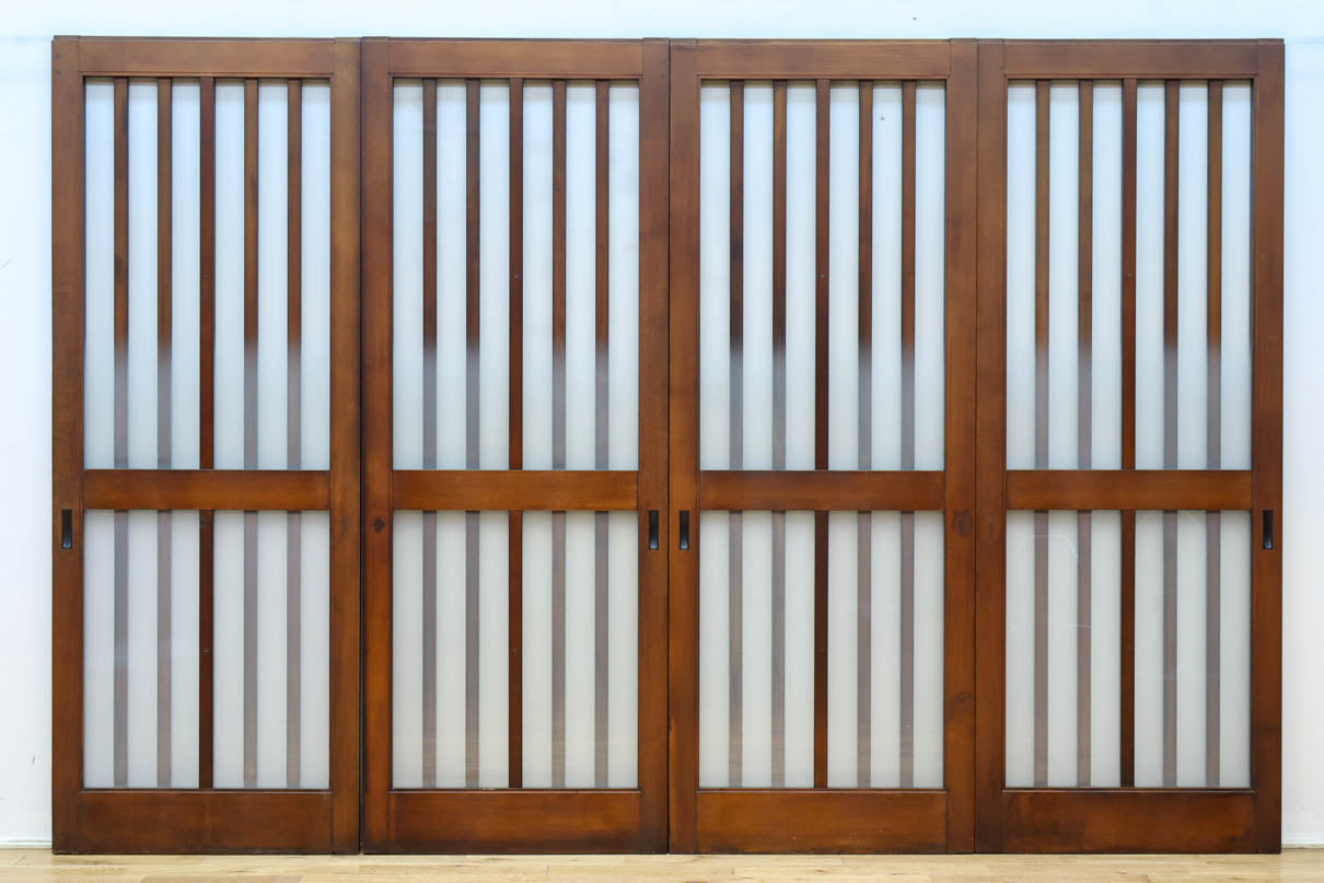 幅685ミリ　落ち着いた面持ちある半スリガラス入り全面角太格子戸　F8639　在庫4枚