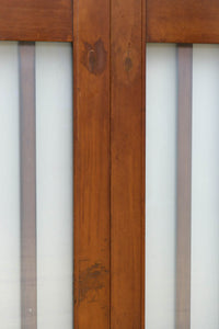 幅685ミリ　落ち着いた面持ちある半スリガラス入り全面角太格子戸　F8639　在庫4枚