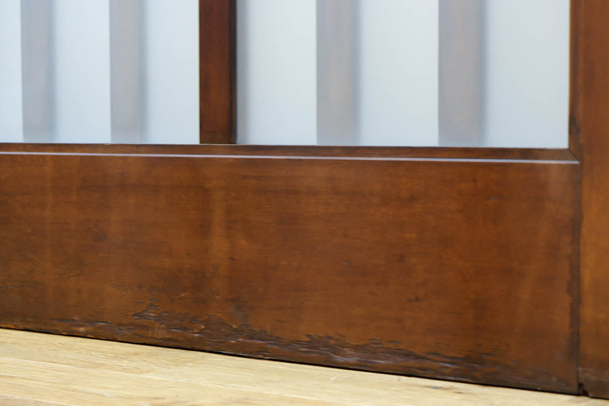 幅685ミリ　落ち着いた面持ちある半スリガラス入り全面角太格子戸　F8639　在庫4枚