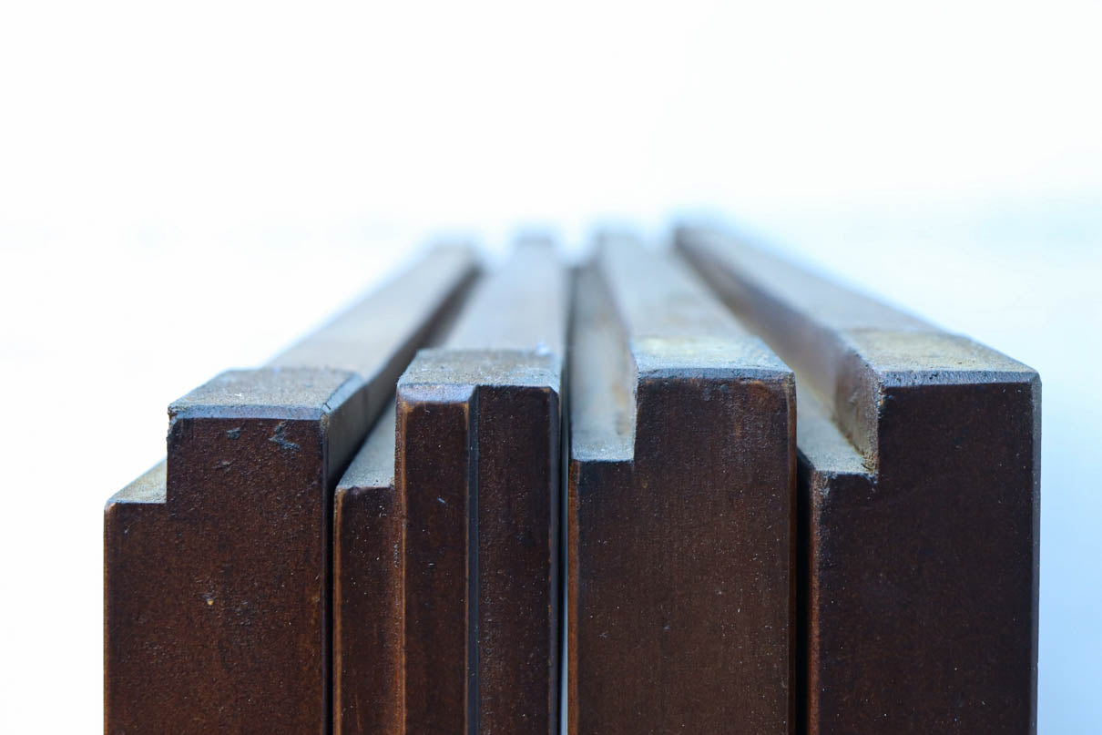 幅685ミリ　落ち着いた面持ちある半スリガラス入り全面角太格子戸　F8639　在庫4枚