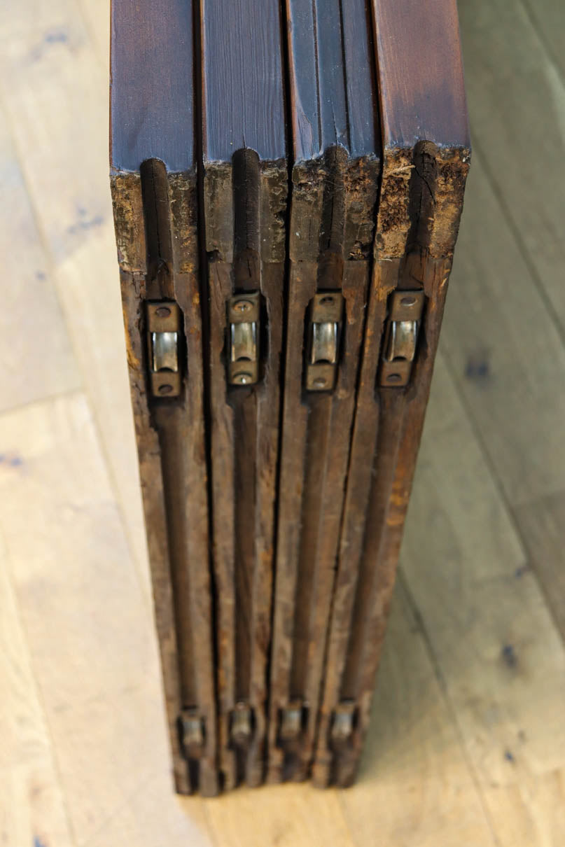 幅685ミリ　落ち着いた面持ちある半スリガラス入り全面角太格子戸　F8639　在庫4枚