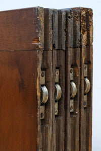 幅685ミリ　落ち着いた面持ちある半スリガラス入り全面角太格子戸　F8639　在庫4枚