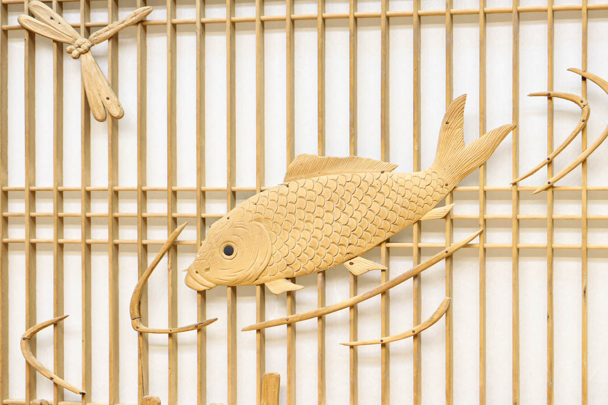 幅870ミリ　優雅に泳ぐ鯛とトンボの彫刻が風流な透かし板戸　F8683　在庫1枚