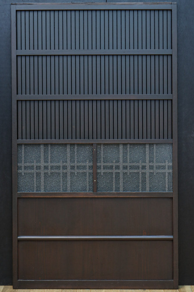 変わりデザイン！！幅1022ミリ　井桁枠のガラス小窓付き格子戸　F8692　在庫2枚