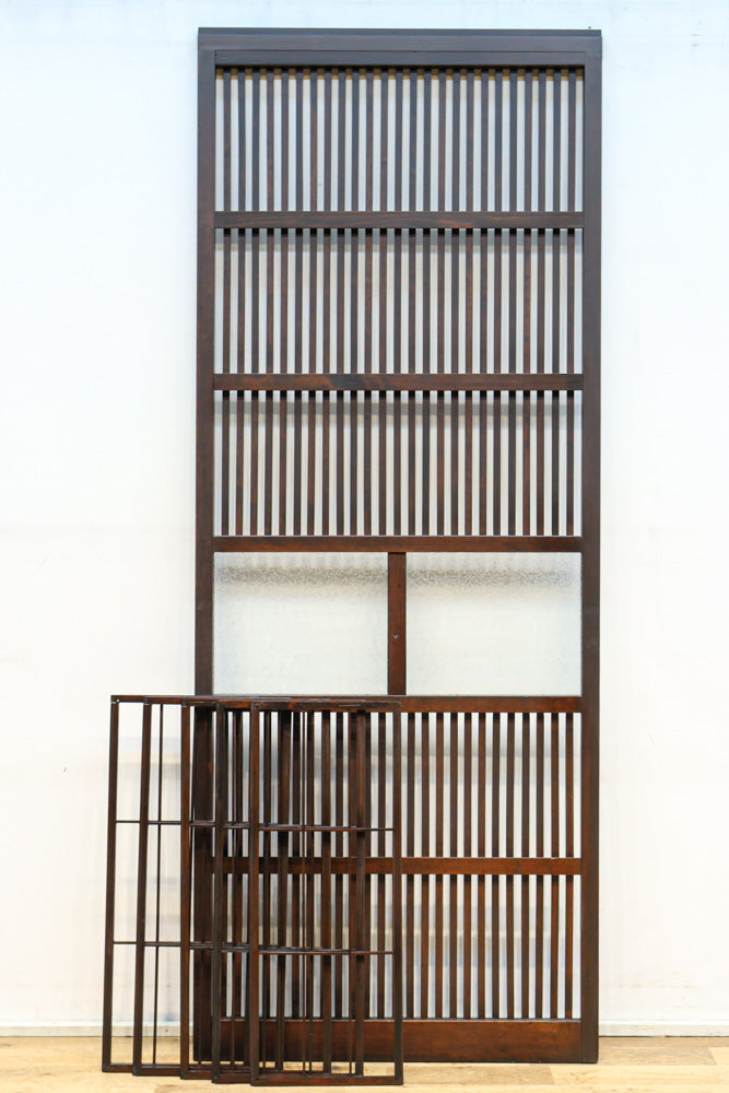 幅695ミリ　スリム幅!! 格子部分を多く設けたレトロな面持ちの大阪格子戸　F8759　在庫3枚