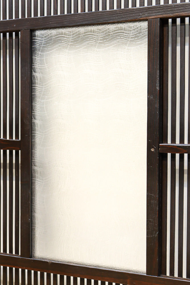 幅898ミリ　繊細な波模様ガラス小窓と無双窓造りの格子戸　F8789　在庫3枚
