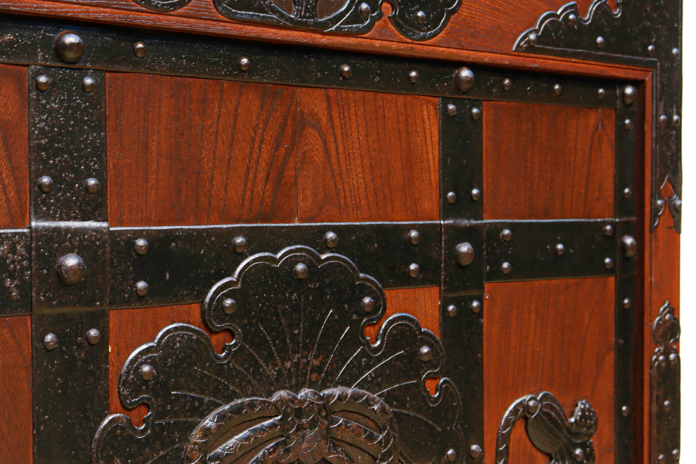 幅971ミリ　装飾金具を多く施した重厚かつ絢爛な総欅富山蔵戸　G2280