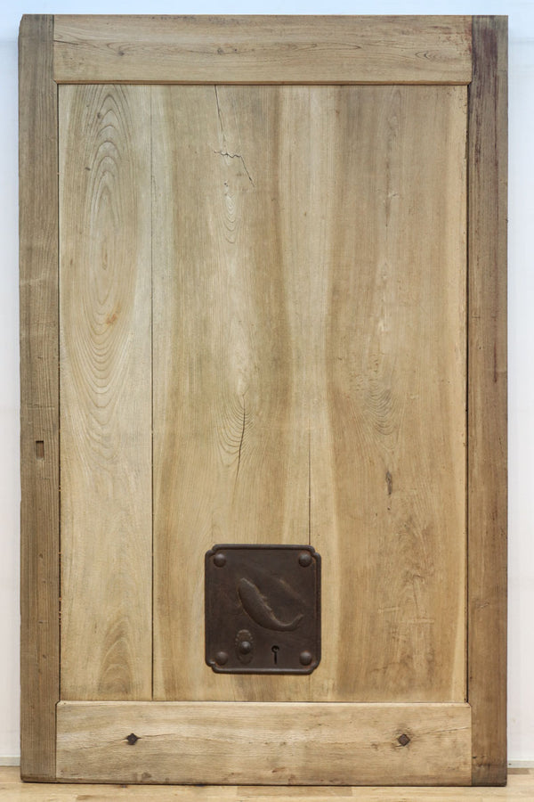 幅1193ミリ　木地に添えた装飾金具の趣き深い蔵戸　G2315