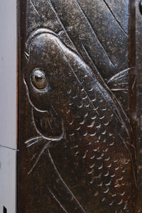 幅1355ミリ　力強く鯉の滝登りを描いた金具が貫禄を与える庄内蔵戸　G2326