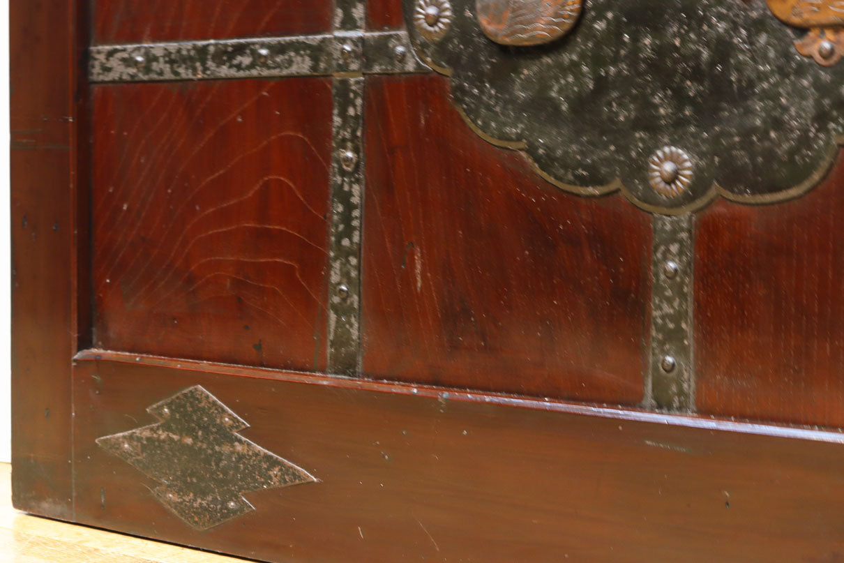 幅1160ミリ 大きな装飾金具が存在感を放つ美しい漆の富山蔵戸 G2330 