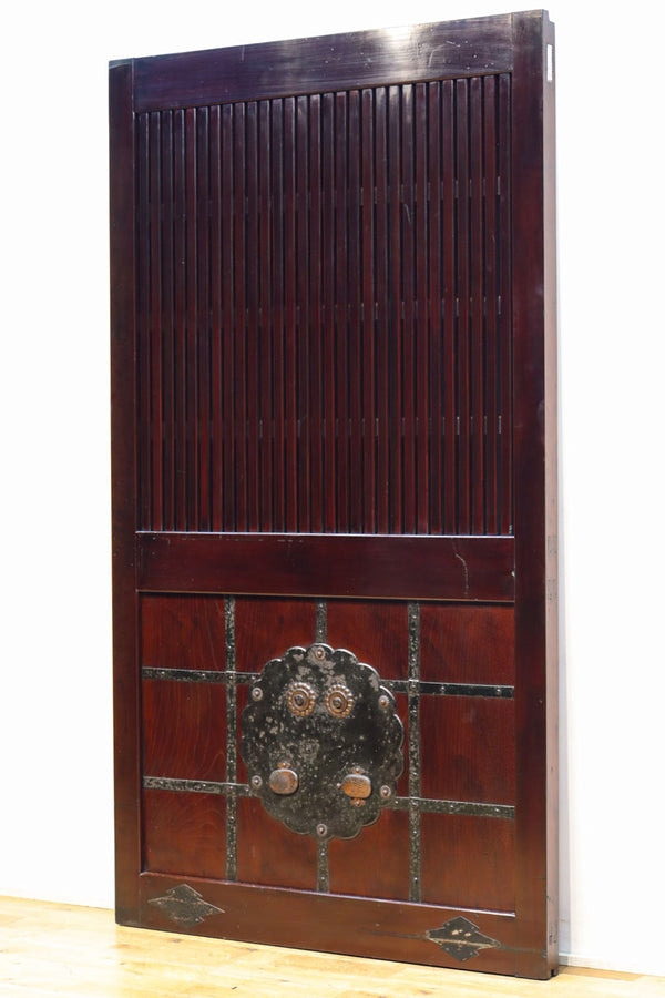 幅1160ミリ　大きな装飾金具が存在感を放つ美しい漆の富山蔵戸　G2330