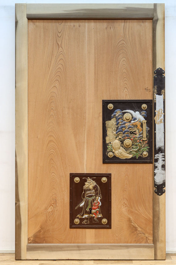 幅1080ミリ　色付き装飾金具で華やかな眺めを見せる蔵戸　G2483