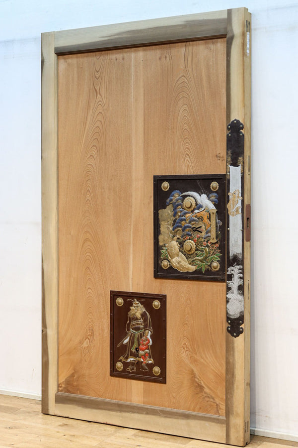 幅1080ミリ　色付き装飾金具で華やかな眺めを見せる蔵戸　G2483