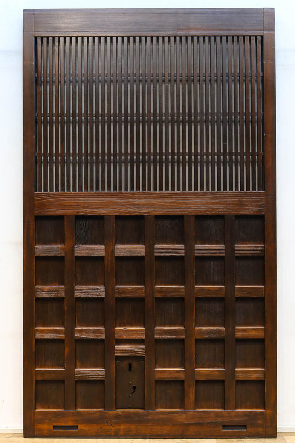 幅1183ミリ、高さ2006ミリ　時代を経た風合いを纏った貫禄溢れる格子蔵戸　G2489