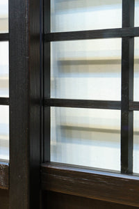 幅1163ミリ!! 大きな升目ですっきりとしたガラス入り格子くぐり戸　G2496