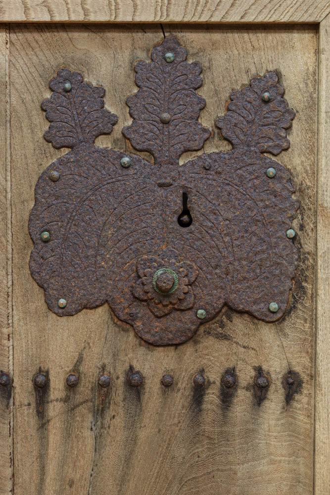 幅1088ミリ　自然な味わい深い木地の風合いに桐金具が風格を与える総欅富山蔵戸　G2504