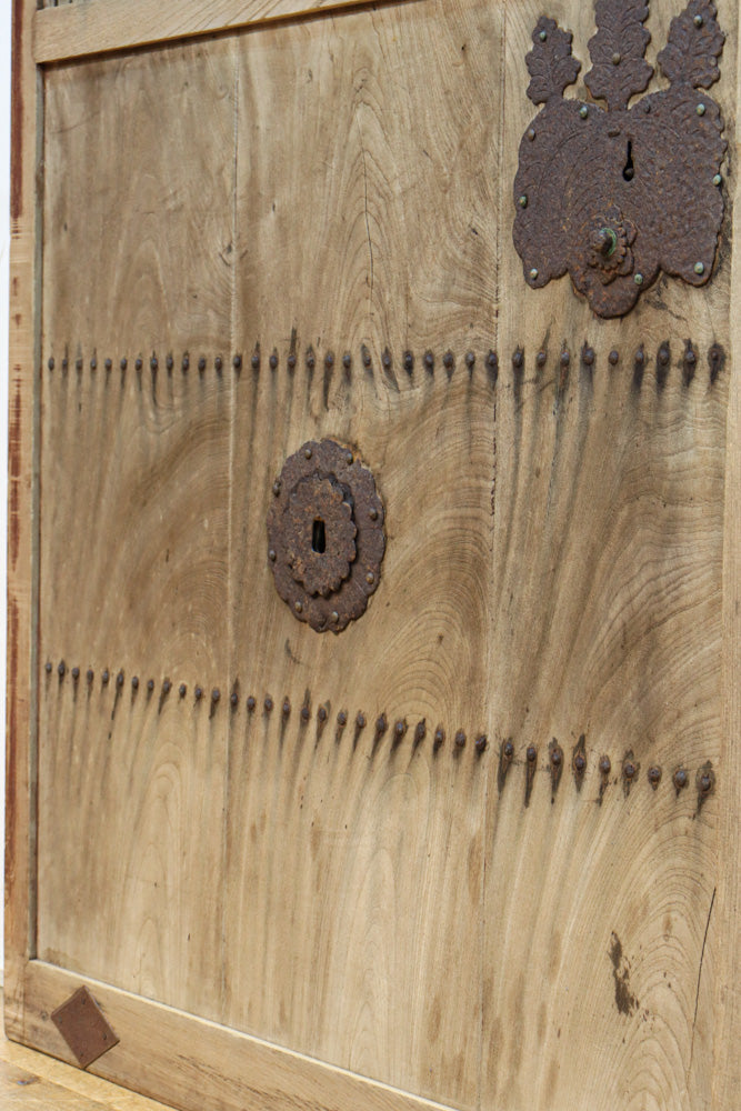 幅1088ミリ　自然な味わい深い木地の風合いに桐金具が風格を与える総欅富山蔵戸　G2504