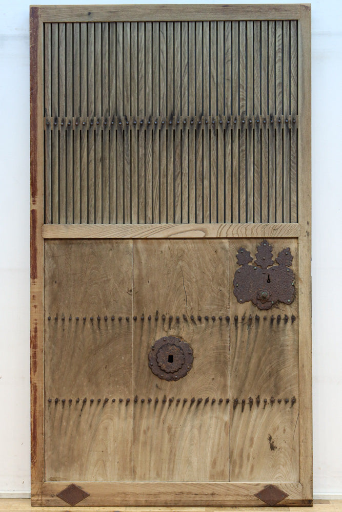 幅1088ミリ　自然な味わい深い木地の風合いに桐金具が風格を与える総欅富山蔵戸　G2504