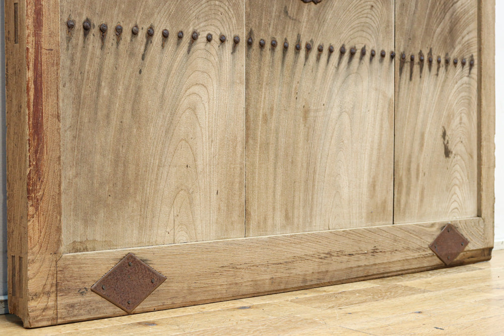 幅1088ミリ　自然な味わい深い木地の風合いに桐金具が風格を与える総欅富山蔵戸　G2504