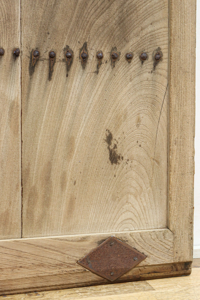 幅1088ミリ　自然な味わい深い木地の風合いに桐金具が風格を与える総欅富山蔵戸　G2504