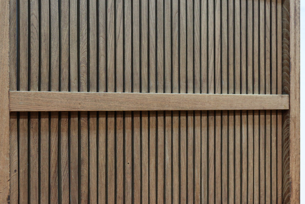 幅1088ミリ　自然な味わい深い木地の風合いに桐金具が風格を与える総欅富山蔵戸　G2504